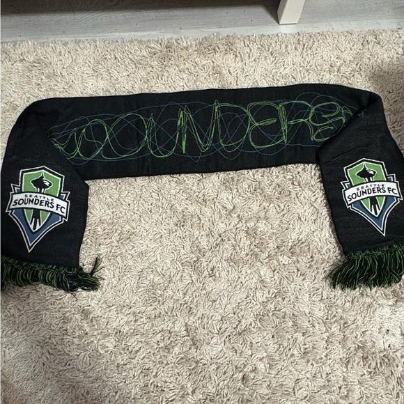 Seattle Sounders FC Black and Green Soundwave Scarf - Picture 4 of 5